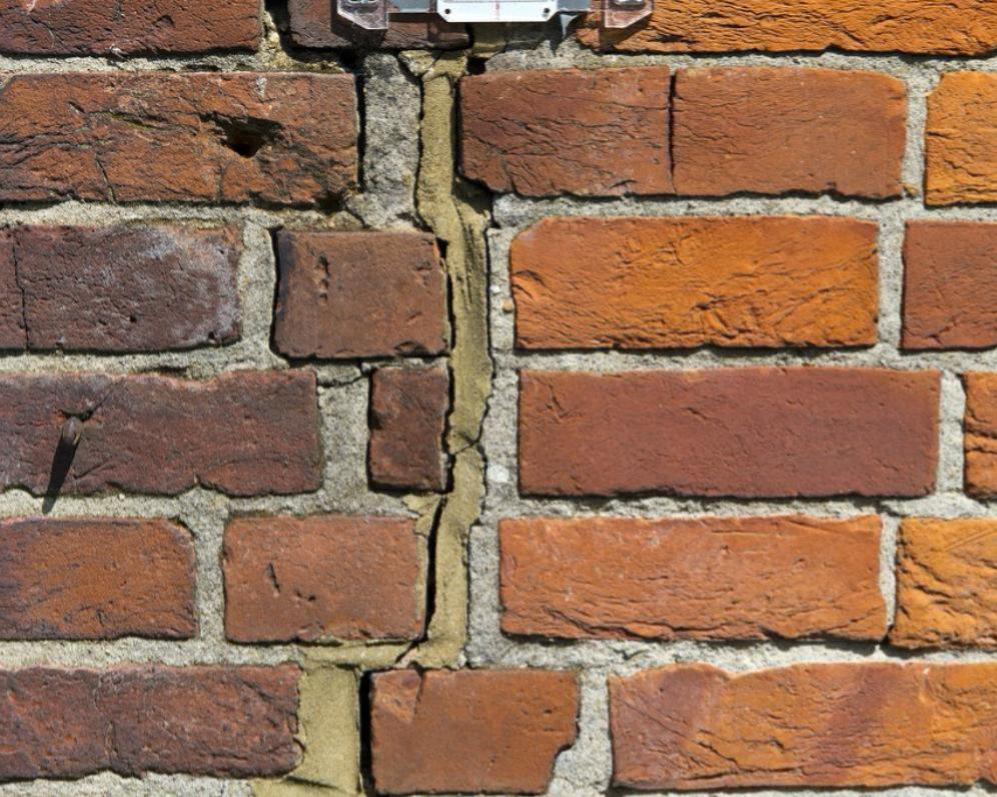 Nekupujte mačku vo vreci: Ako postupovať pri skrytých vadách nehnuteľnosti a na čo máte nárok?